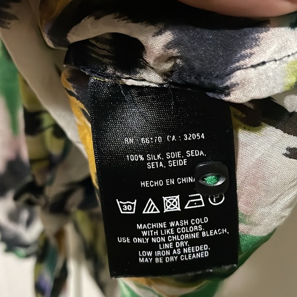Anthropologie Vanessa Virginia 100 % silk blouse . Size M . Excellent used cond. - Picture 4 of 6